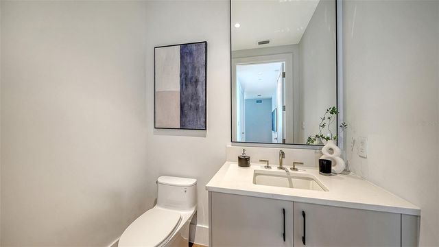 253 GOLDEN GATE POINT 703, Sarasota, FL 34236