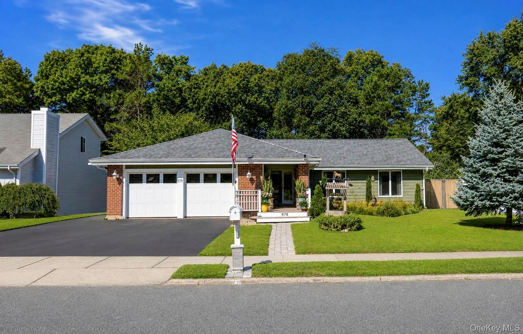 876 Greenbelt Parkway W, Holbrook, NY 11741 — exterior
