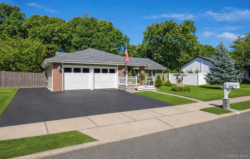 876 Greenbelt Parkway W, Holbrook, NY 11741 — photo 2