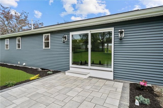 51 Arrowhead Lane, Portsmouth, RI 02871