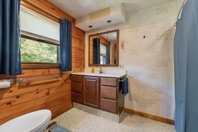 59 Shoreline Dr, West Brookfield, MA 01585