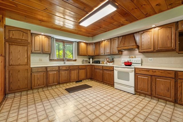 59 Shoreline Dr, West Brookfield, MA 01585