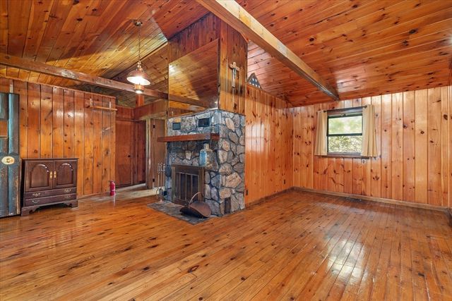 59 Shoreline Dr, West Brookfield, MA 01585
