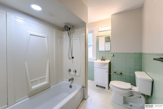 1003 S 42nd Street, Omaha, NE 68105