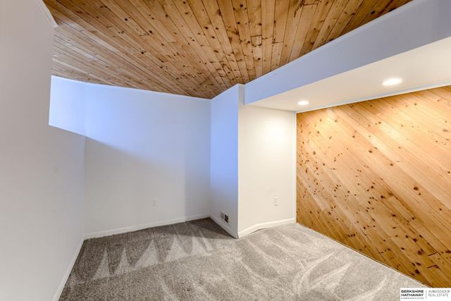 1003 S 42nd Street, Omaha, NE 68105