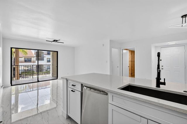 560 S S Park 26-7, Hollywood, FL 33021