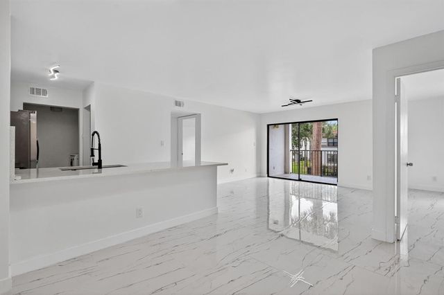 560 S S Park 26-7, Hollywood, FL 33021