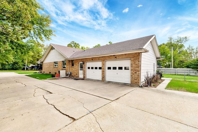 1707 Sunset Dr, Augusta, KS 67010