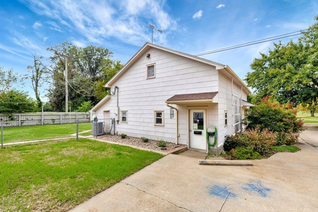 1707 Sunset Dr, Augusta, KS 67010