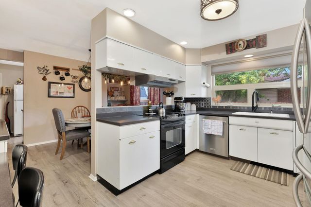 1707 Sunset Dr, Augusta, KS 67010