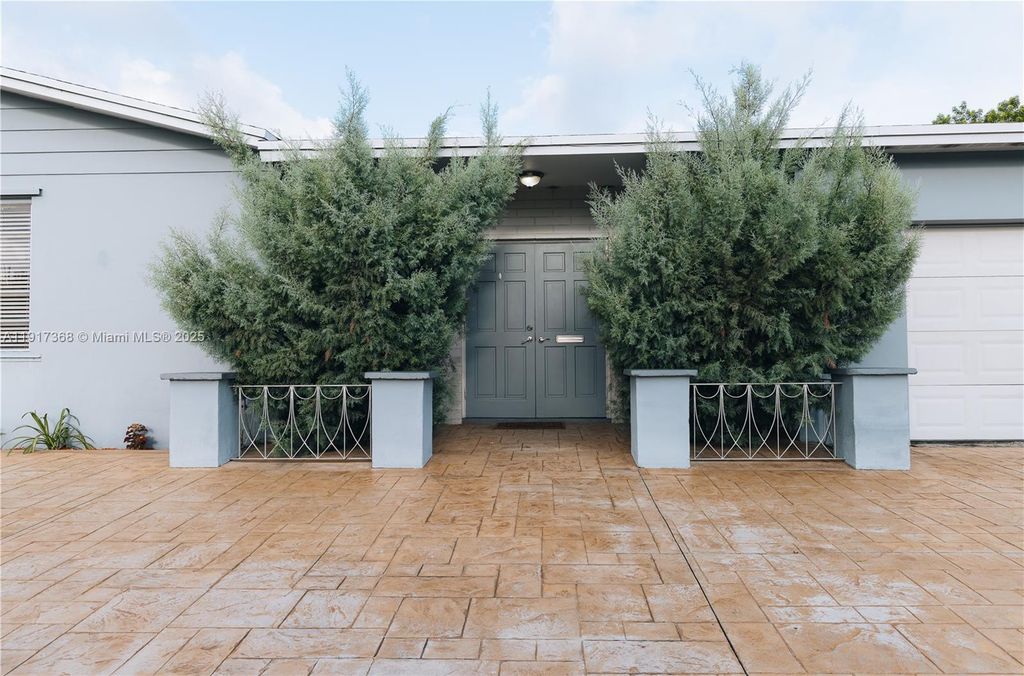 1720 SW 87th Ave, Miami, FL 33165