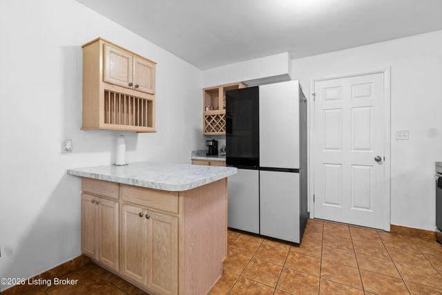 2303 Ecton Ln, Louisville, KY 40216
