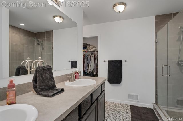 20330 Rambling Drive, Clinton Charter Township, MI 48038