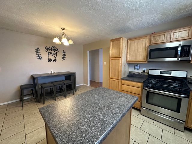 6209 Sunset Gardens Road SW, Albuquerque, NM 87121