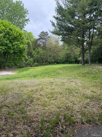 5050 Ponvalley Road, Bloomfield Hills, MI 48302