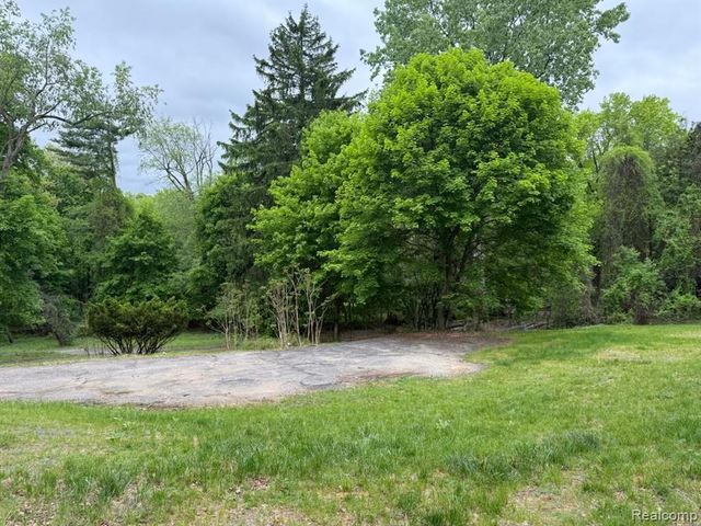 5050 Ponvalley Road, Bloomfield Hills, MI 48302