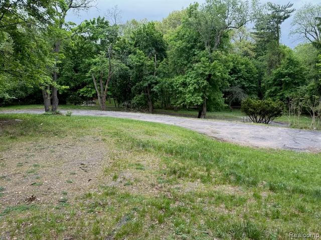 5050 Ponvalley Road, Bloomfield Hills, MI 48302