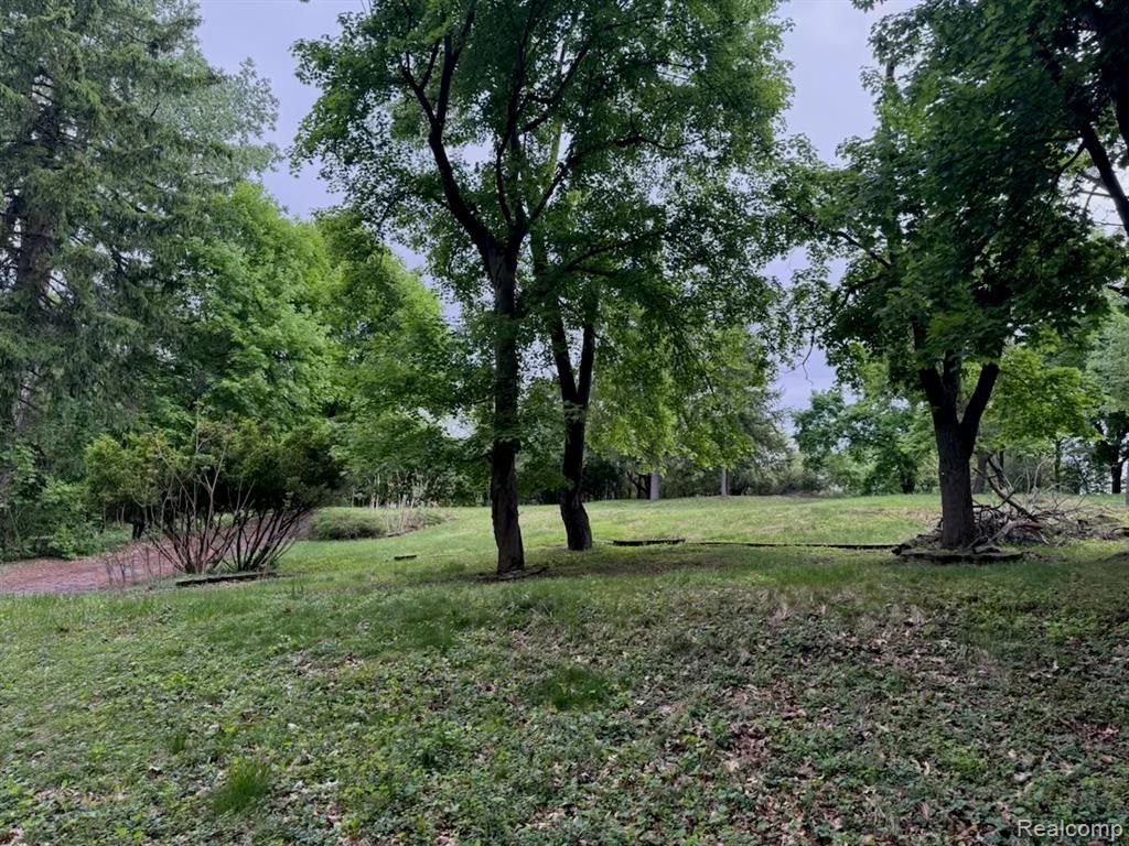 5050 Ponvalley Road, Bloomfield Hills, MI 48302