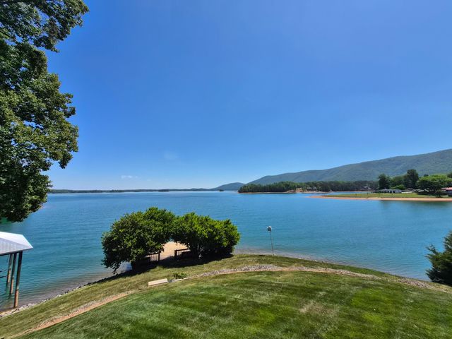 189 Hardy CT, Penhook, VA 24137