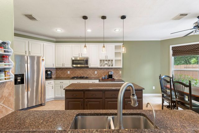 7 Renoir Trail Place, The Woodlands, TX 77382