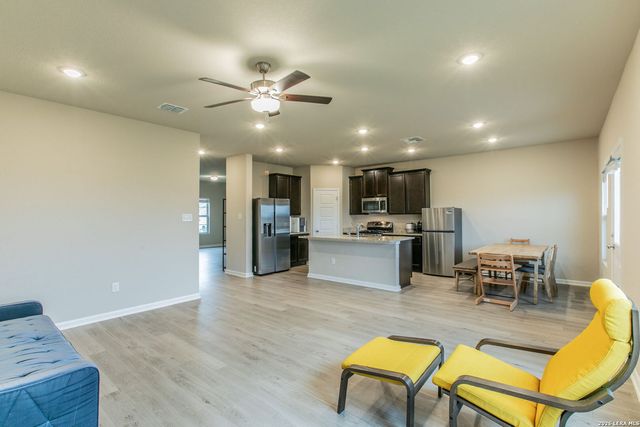 7045 Vista Loop, Live Oak, TX 78233