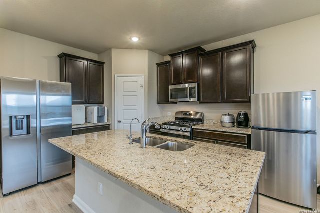 7045 Vista Loop, Live Oak, TX 78233