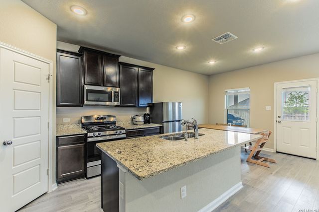 7045 Vista Loop, Live Oak, TX 78233