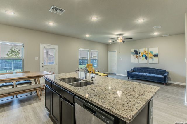 7045 Vista Loop, Live Oak, TX 78233