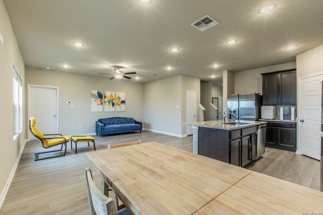 7045 Vista Loop, Live Oak, TX 78233