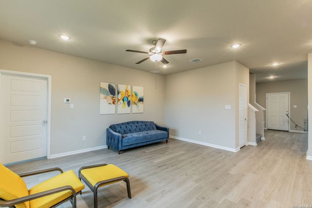 7045 Vista Loop, Live Oak, TX 78233