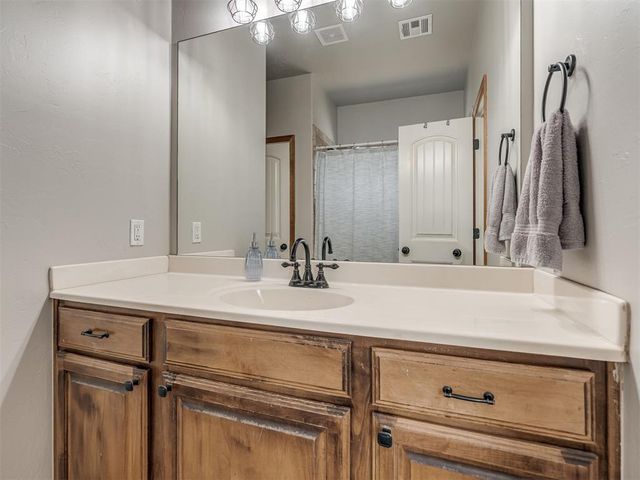 11521 SW 25th Street, Yukon, OK 73099