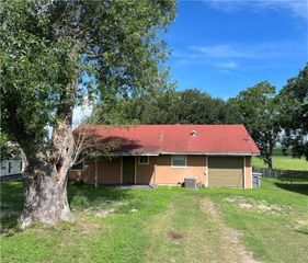 140 Lakeview Dr, Lake City, TX 78368