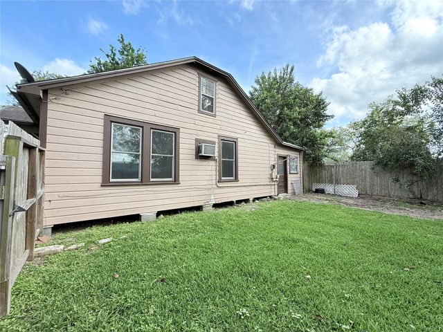 507 N Orange Street, Sweeny, TX 77480