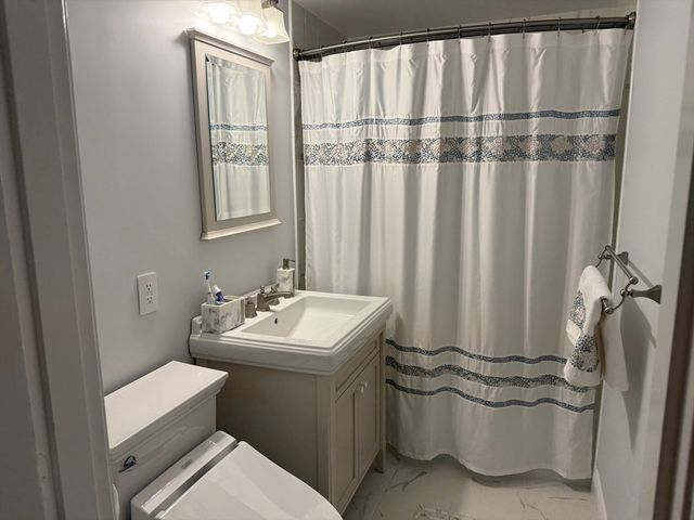 5 Porter Rd 202, Andover, MA 01810