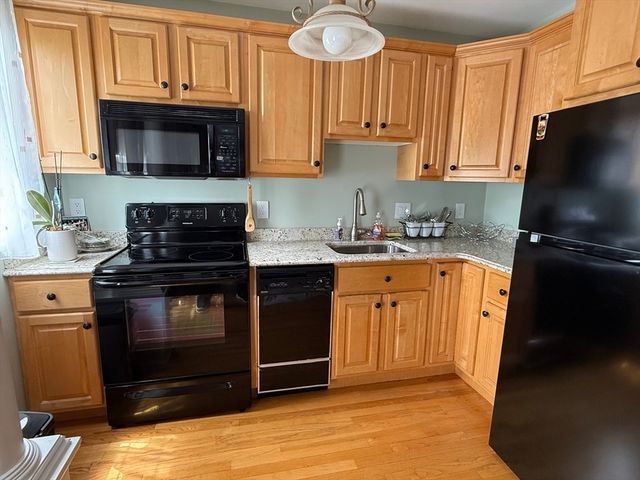 5 Porter Rd 202, Andover, MA 01810