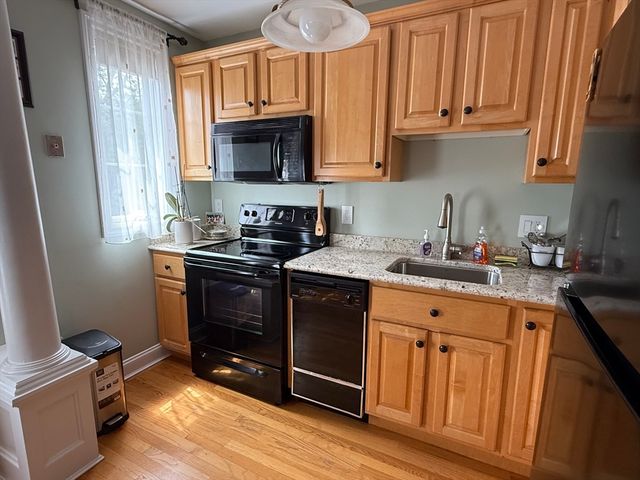 5 Porter Rd 202, Andover, MA 01810