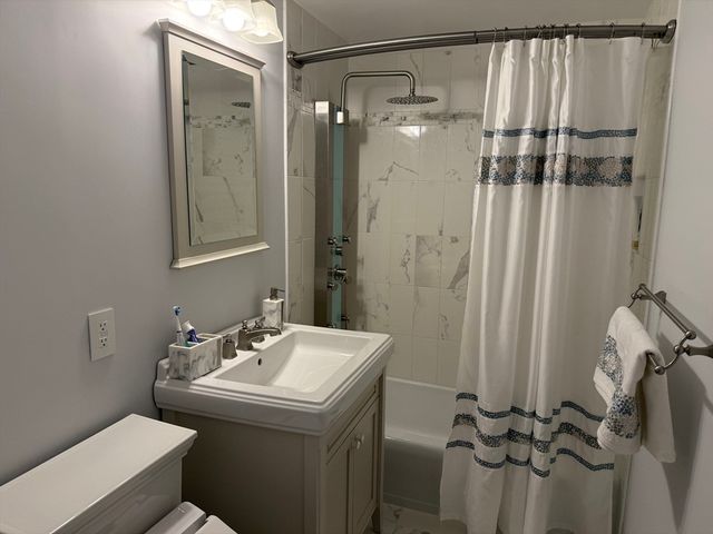 5 Porter Rd 202, Andover, MA 01810