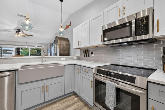 292 SUNLIT COVE DRIVE NE, St Petersburg, FL 33702