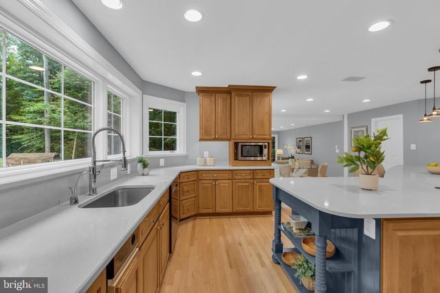 6811 BRIMSTONE LN, Fairfax Station, VA 22039