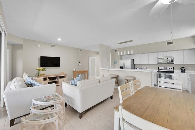 8049 Aberdeen Drive 101, Boynton Beach, FL 33472