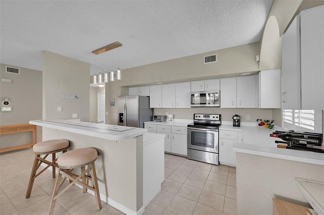 8049 Aberdeen Drive 101, Boynton Beach, FL 33472
