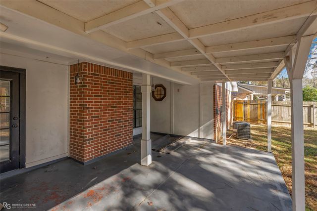 5613 N Heatherstone Drive, Shreveport, LA 71129