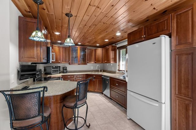 12 Dakel Dr, Freetown, MA 02702