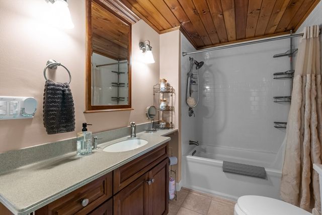 12 Dakel Dr, Freetown, MA 02702