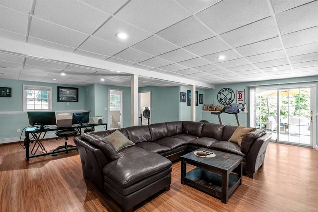 12 Dakel Dr, Freetown, MA 02702