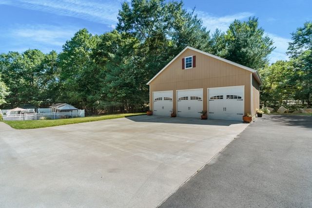12 Dakel Dr, Freetown, MA 02702
