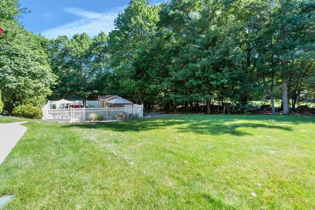 12 Dakel Dr, Freetown, MA 02702