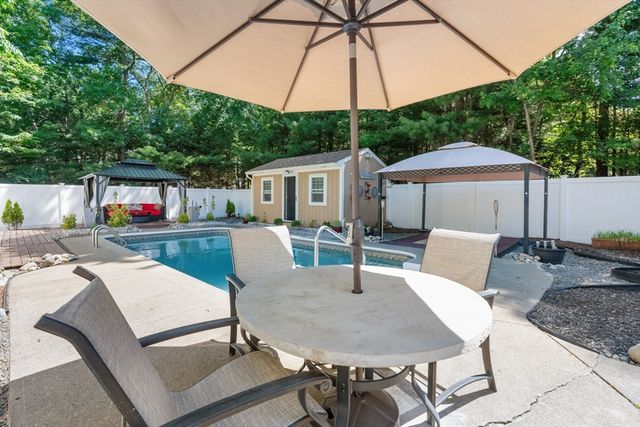 12 Dakel Dr, Freetown, MA 02702