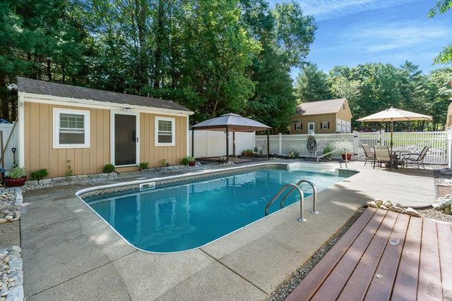 12 Dakel Dr, Freetown, MA 02702