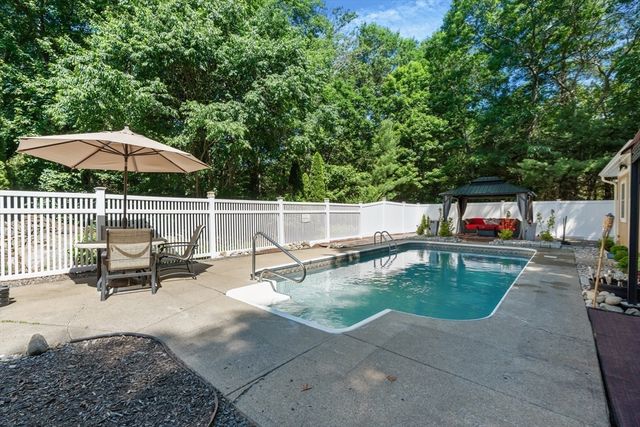 12 Dakel Dr, Freetown, MA 02702